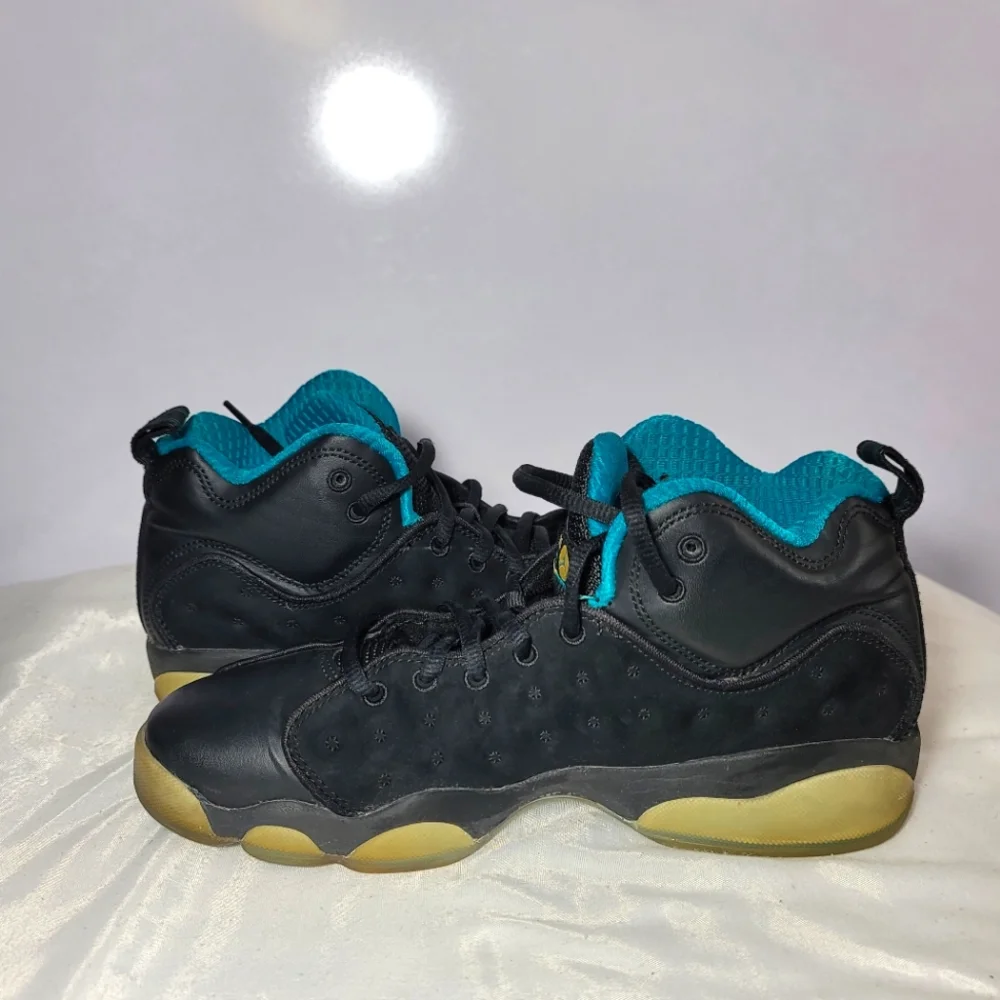 Jordan Boys Size 7Y and Women Size 8.5 Jumpman sneakers.